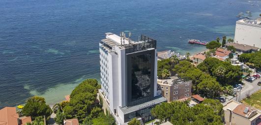 vue sur la mer et l'hôtel