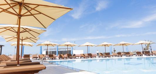 piscine avec transats et parasols