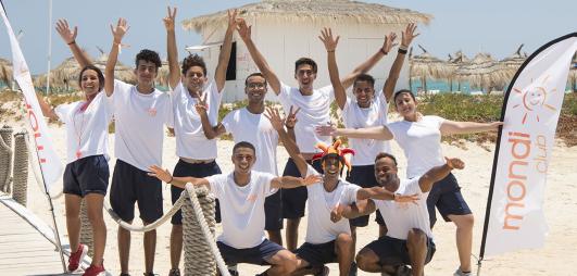 groupe d'animateurs en tee shirt blanc