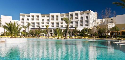 piscine et bâtiment hôtel