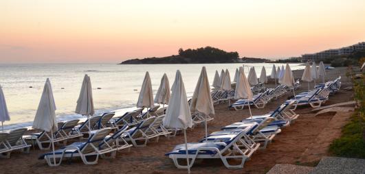 plage avec parasols et transats