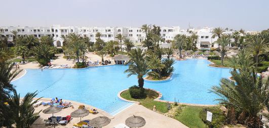 piscine avec palmiers