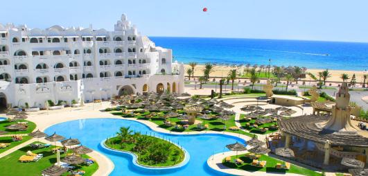 vue sur l'hôtel la piscine et la mer