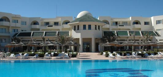 piscine et bâtiment hôtel