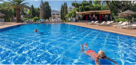 piscine avec transat