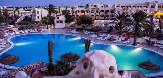 vue en hauteur piscine et hotel de nuit