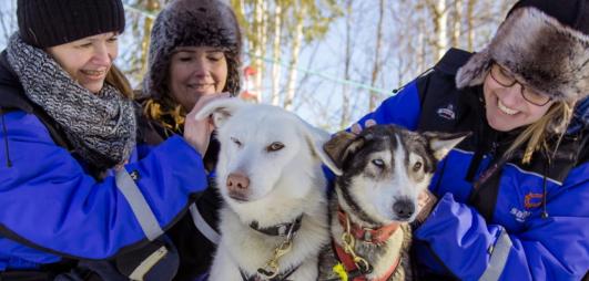 femmes avec chiens