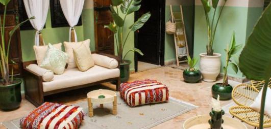 canapé avec poufs