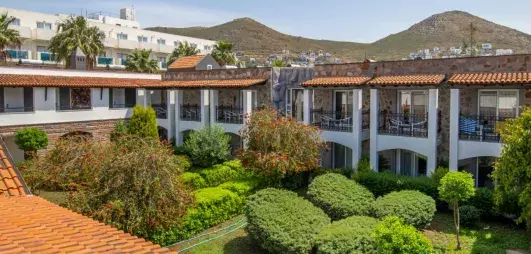 façade de l'hôtel avec son architecture et son jardin