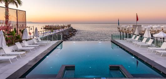 piscine avec vue sur la mer 