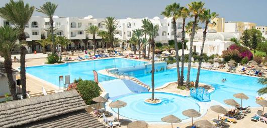 piscine avec palmiers