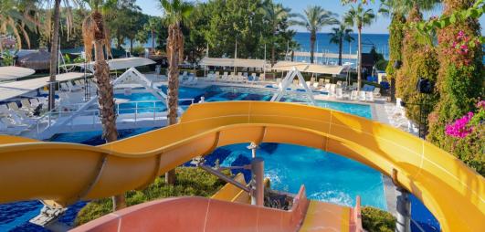 piscine avec toboggans 