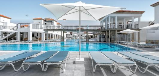 piscine avec transat et parasol 