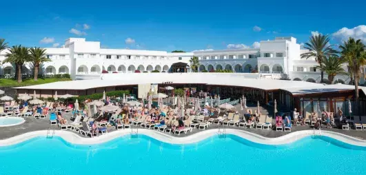piscine avec transats et vue de l'hôtel