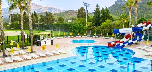 piscine avec toboggans 