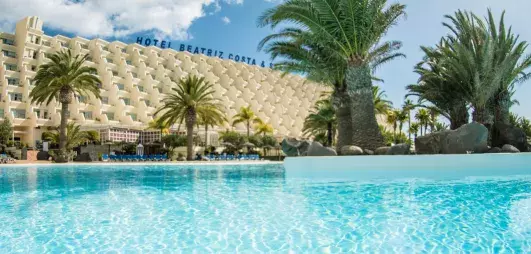 piscine extérieur et vue sur la façade de l'hôtel