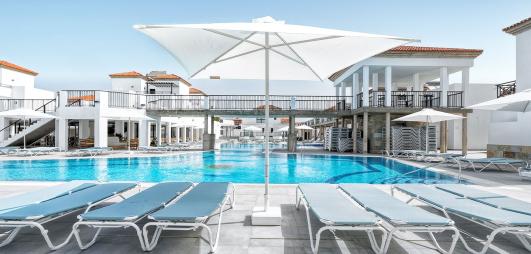 piscine avec transats et parasols