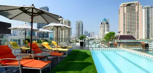 piscine extérieure de l'hôtel avec transats