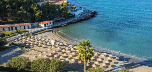 vue en hauteur plage + hôtel