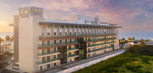 vue en hauteur de la façade de l'hôtel