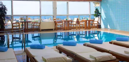 piscine intérieur avec des transats