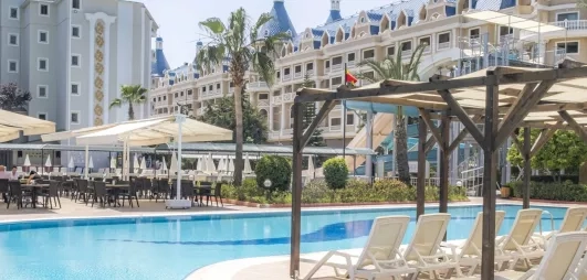 piscine extérieure avec transats et parasols