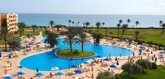 vue aérienne sur le Nour Palace à Mahdia avec piscine plage transats palmiers et batiment