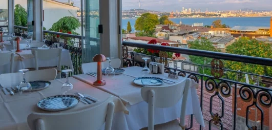 table dressée avec vue sur Istanbul