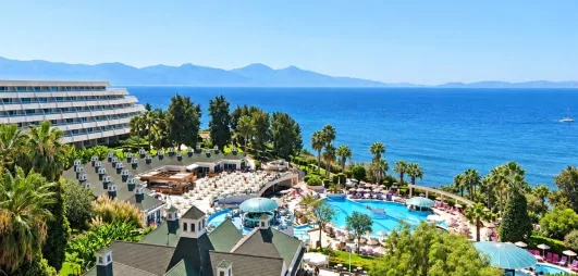 Une vue panoramique surplombant le complexe hôtelier, ses piscines et la mer.