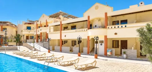 piscine avec transats, hôtel bâtiment avec un étage, lampadaires, plantes, rampe fauteuil roulant et poussettes