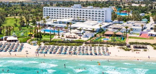 Vue aérienne du Mondi Club One Resort Jockey à Monastir en Tunisie, avec plage privée, piscines et palmeraie