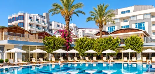 vue de la piscine extérieure et vue de l'hôtel