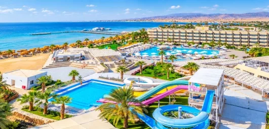 Vue aérienne du Mondi Club Seven Seas Jolie Bay à Hurghada avec parc aquatique, toboggans et mer Rouge.