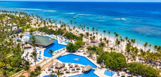 piscines, palmiers, transats, parasols, pieds dans l'eau, cocotiers, plage de sable