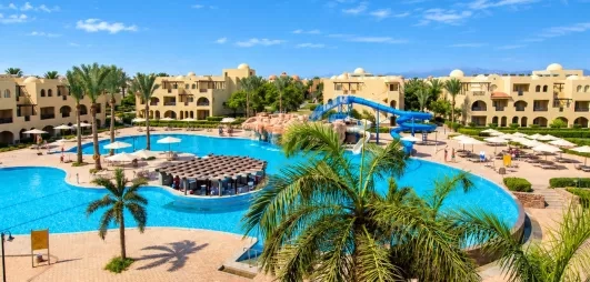 Vue panoramique du parc aquatique avec toboggan et piscines du Mondi Club Stella Gardens