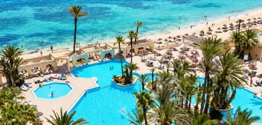 Vue aérienne de la piscine et de la plage privée du Mondi Club Zita Beach Resort à Zarzis.