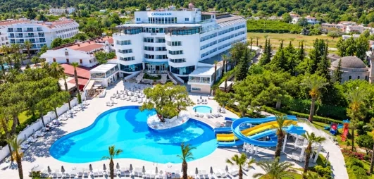 vue de la piscine extérieur de l'hôtel