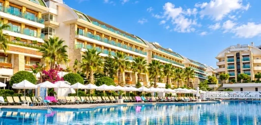 vue d'ensemble sur l'hôtel et la piscine extérieure 