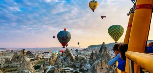 Une perspective immersive depuis une montgolfière offrant un panorama sur le paysage