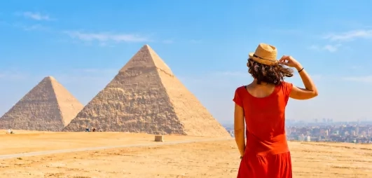 Femme contemplant les pyramides de gizeh en egypte lors d'un combiné pyramides mer rouge