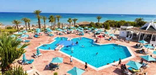 vue aérienne piscine transats et mer du helya beach à monastir en tunisie