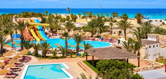 Vue panoramique des infrastructures de loisirs, piscines et jardins exotiques du club de vacances à Djerba.