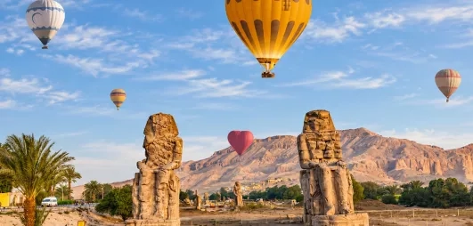 Les colosses de Memnon et montgolfières lors de votre croisière en Égypte.