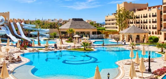 Vacances famille au Steigenberger Aqua Magic Hurghada avec grand parc aquatique et piscine aux dauphins.