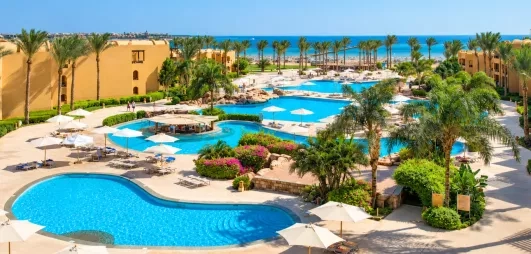 Vue aérienne du complexe hôtelier Stella Beach à Hurghada en Egypte avec piscine et vue sur la mer