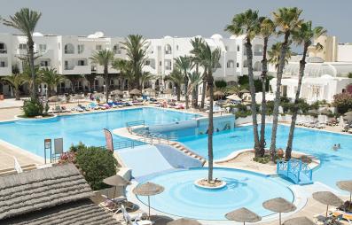 piscine avec palmiers