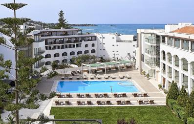 piscine et bâtiment hôtel