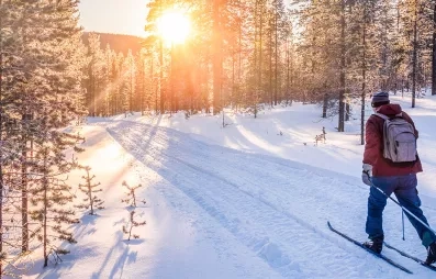 homme faisant du ski de fond dans la neige