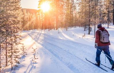 homme faisant du ski de fond
