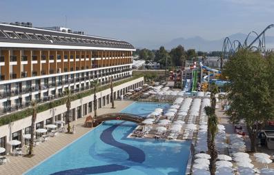 piscine et bâtiment hôtel